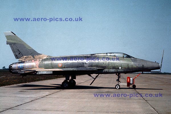 F-100D 54-2152 (11-ML) Sculthorpe 24041976 D084-21