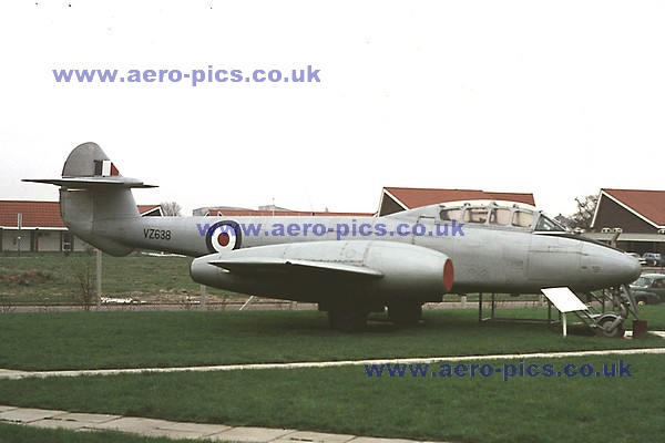 Meteor T Mk.7 VZ638 Southend 01021975 D082-19